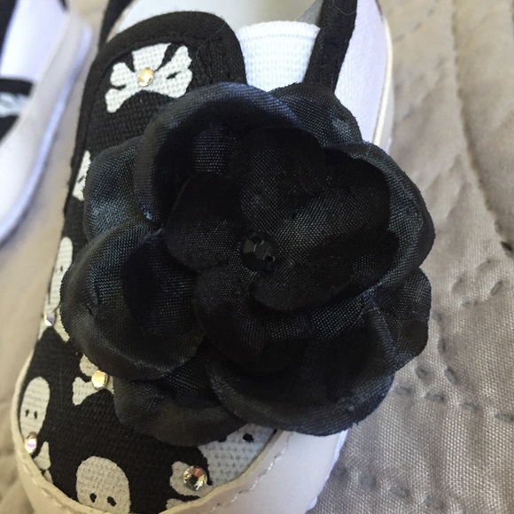 NWOT ADORABLE Infant Skull Rose Rhinestone Shoes - Picture 5 of 10